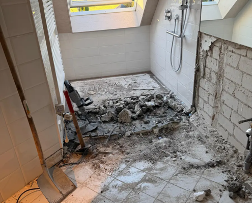Altes Bad bis auf den Rohboden zurückgebaut