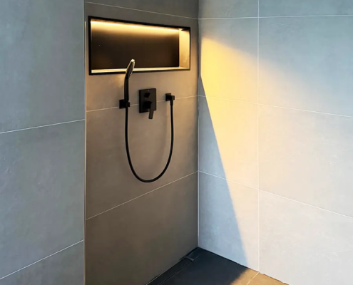 Fertige Dusche mit beleuchteter Wandnische in Rellingen