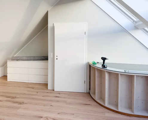 Ausgebautes Dachgeschoss mit neuer Tür und neuem Boden in Ellerbek