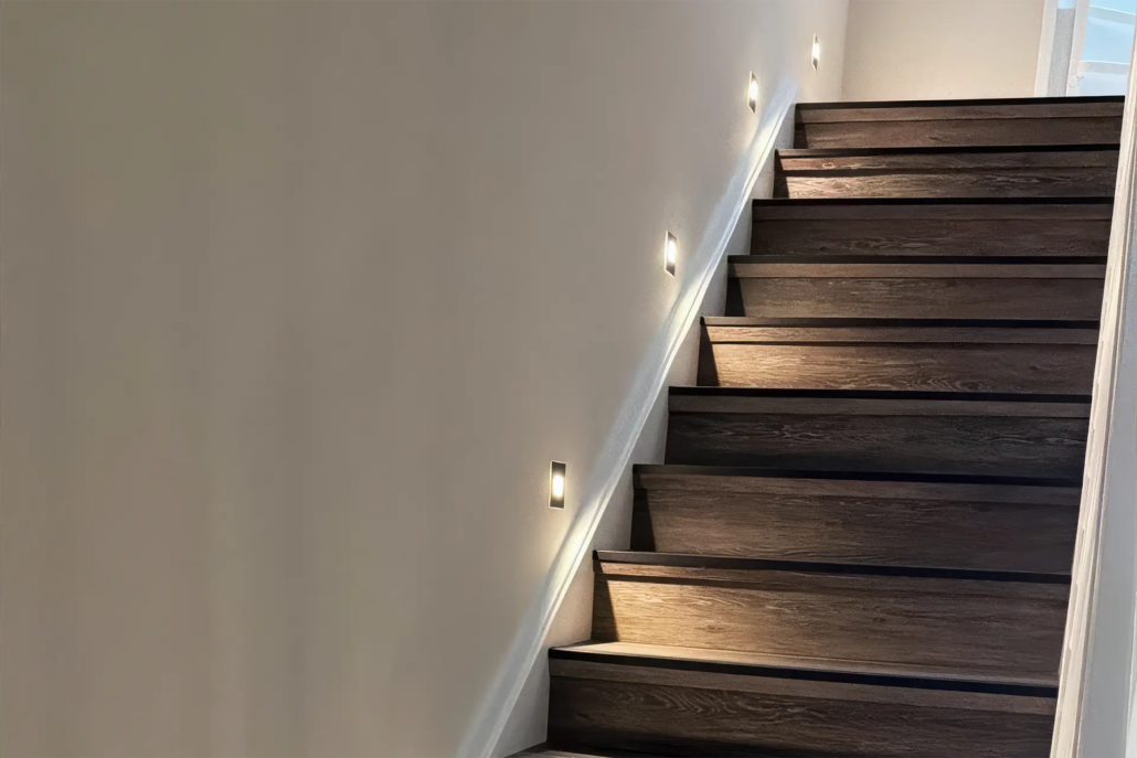Sanierte Treppe mit LED-Wandleuchten in einem Einfamilienhaus in Rellingen
