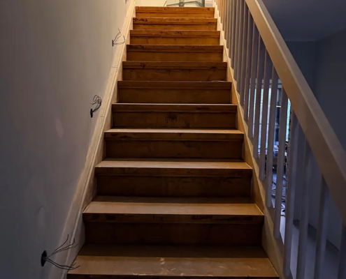 Abgeschliffene Holztreppe vor der neuen Verkleidung