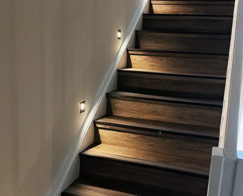 Sanierte Treppe mit LED-Wandleuchten in einem Einfamilienhaus in Rellingen